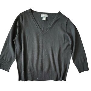 Black wool V-neck sweater #preppy #minimalist #knit 
Tiny pin sized hole.